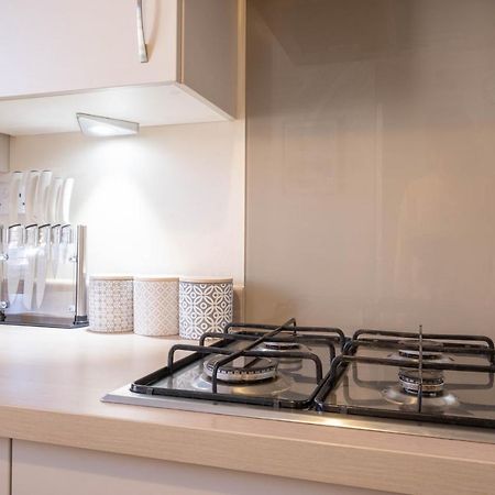 Beautiful And Comfortable Home Away From Home With Free Parking, Fast Wifi And White Crisp Hotel Standard Linen Hosted By Our Home Short Stays Northampton Exterior photo