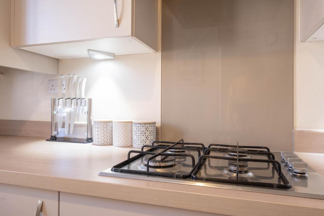 Beautiful And Comfortable Home Away From Home With Free Parking, Fast Wifi And White Crisp Hotel Standard Linen Hosted By Our Home Short Stays Northampton Exterior photo