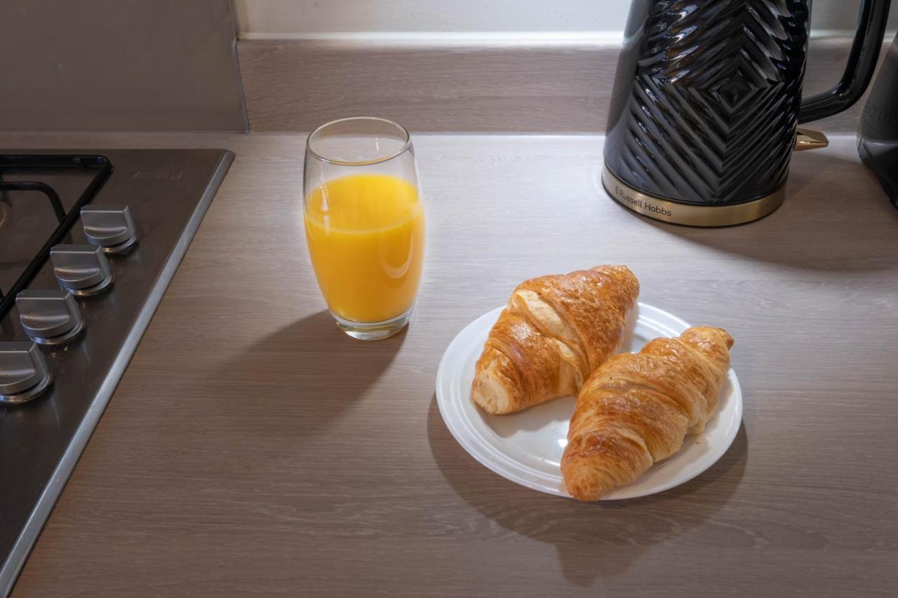 Beautiful And Comfortable Home Away From Home With Free Parking, Fast Wifi And White Crisp Hotel Standard Linen Hosted By Our Home Short Stays Northampton Exterior photo