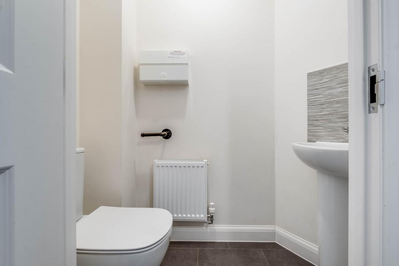 Beautiful And Comfortable Home Away From Home With Free Parking, Fast Wifi And White Crisp Hotel Standard Linen Hosted By Our Home Short Stays Northampton Exterior photo