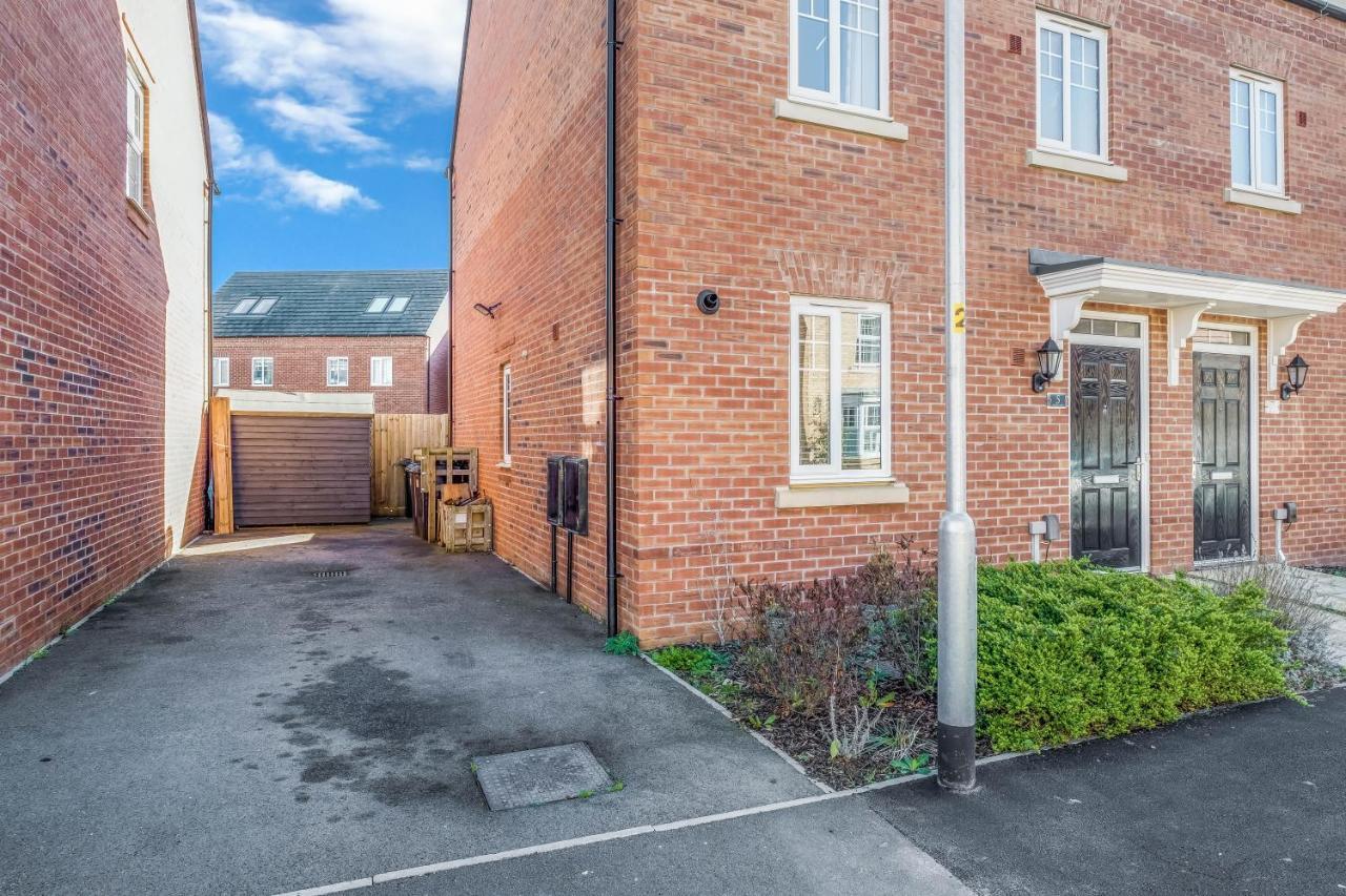 Beautiful And Comfortable Home Away From Home With Free Parking, Fast Wifi And White Crisp Hotel Standard Linen Hosted By Our Home Short Stays Northampton Exterior photo