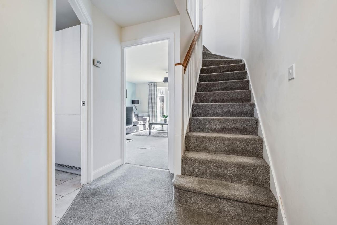 Beautiful And Comfortable Home Away From Home With Free Parking, Fast Wifi And White Crisp Hotel Standard Linen Hosted By Our Home Short Stays Northampton Exterior photo