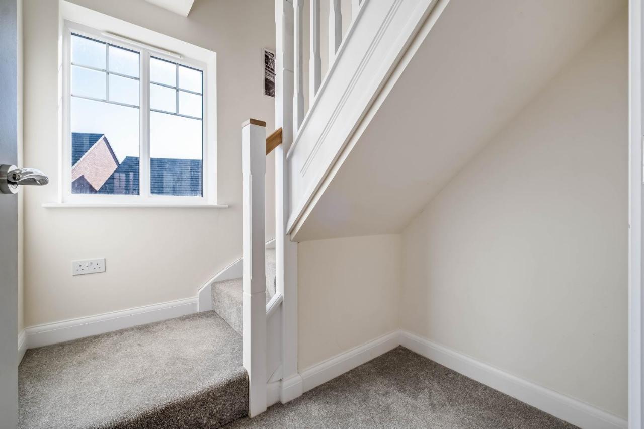 Beautiful And Comfortable Home Away From Home With Free Parking, Fast Wifi And White Crisp Hotel Standard Linen Hosted By Our Home Short Stays Northampton Exterior photo