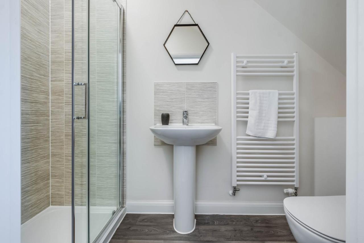 Beautiful And Comfortable Home Away From Home With Free Parking, Fast Wifi And White Crisp Hotel Standard Linen Hosted By Our Home Short Stays Northampton Exterior photo